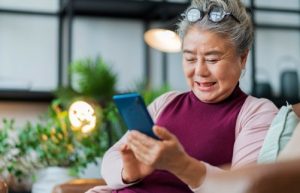 Ilustrasi orang tua menggunakan smartphone